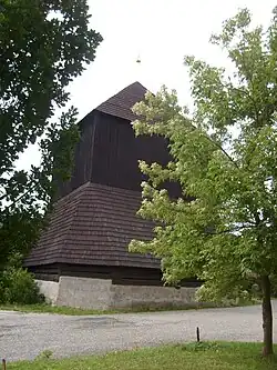 Pohled na zvonici v Rovensku pod Troskami