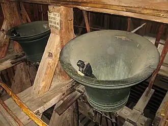 Obrácené zvony ve zvonici v Rovensku pod Troskami