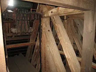 Závěs obráceného zvonu ve zvonici v Rovensku pod Troskami