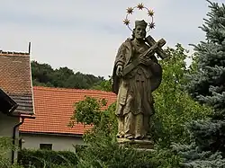 Rovensko pod Troskami, socha svatého Jana Nepomuckého v areálu fary.jpg