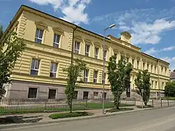 Škola v Rovensku pod Troskami, před níž došlo k masakru