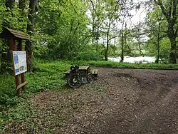 Koloběžka u odpočívadla