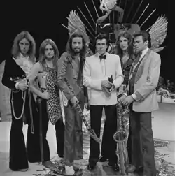 Roxy Music v TopPop roku 1974. Zleva: Eddie Jobson, Paul Thompson, Phil Manzanera, Bryan Ferry, Sal Maida, Andy Mackay