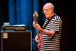 R. Babbington během koncertu v Oslu v roce 2018.