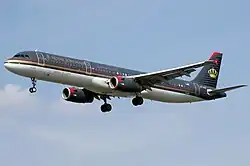 Airbus A321-200 v barvách Royal Jordanian během přistání na mezinárodním letišti Heathrowv Londýně