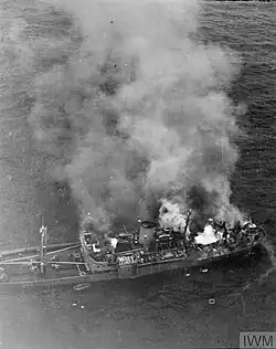 Hořící Alsterufer po útoku Liberatoru GR.Mk.V BZ796 „H“ posádky P/O Oldřicha Doležala od 311. československé bombardovací perutě 27.prosince 1943. Fotografie byla pořízena jedním ze dvou Liberatorů GR.Mk.V od 86. perutě, které se na scéně objevily později