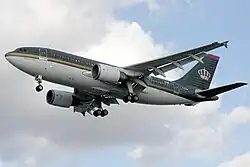 Airbus A310-300 přistává na letišti Heathrow v Londýně