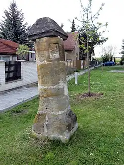 Historický rozcestník naproti hřbitovu