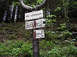 Poškozený rozcestník Pod Větrníkem