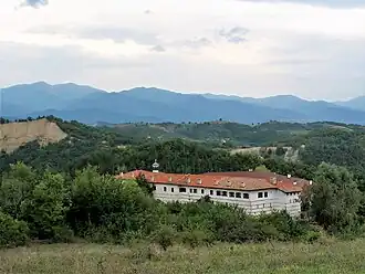 Roženský klášter na jihu Bulharska, v pozadí pohoří Pirin
