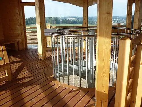 Zastřešený a zasklený horní ochoz