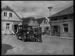 Automobil před hostincem Růžek (vpravo) na náměstí v Rožmitále