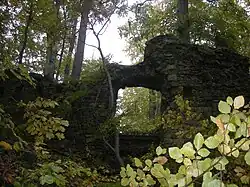 Stará hradní brána a zbytky zdí