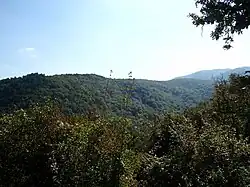 Pohled na Krndiju ze zříceniny hradu Ružica Grad u města Orahovica