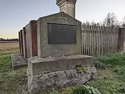 Rubínovice (Rudersdorf, osada Starého Rokytníka u Trutnova) - stéla na pruském hromadném hrobě jižně od vsi, vedle kříže (stav listopad 2024) (2).jpg