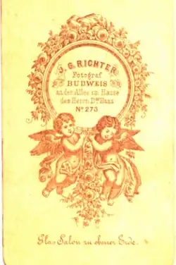 rubová strana jedné z fotografií s logem Jana Gustava Richtera