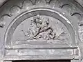 Reliéf sv. Jiří nad vchodem do kostela