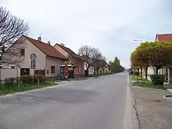 Hlavní rudenská ulice, Masarykova, u zastávky Nerudova