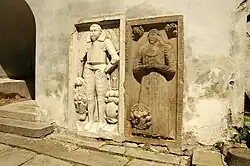 Kostel sv. Václava v Rudníku, reliéf Hanibala z Valdštejna a jeho manželky Kateřiny Berkové z Dubé