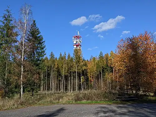 180 m od torza rozhledny stojí příhradový stožár vysílače Jihlava – Rudný