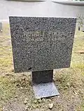 Symbolický náhrobek R. Fuksy na Čestném pohřebišti v Ďáblicích