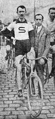 Rudolf Richter v cíli závodu Praha – Mochov – Praha v roce 1929