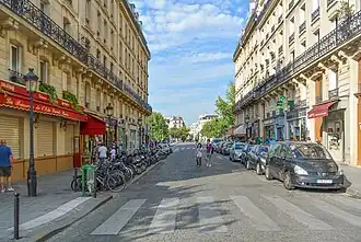 Pohled ulicí směrem k mostu Louis-Philippe