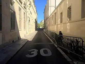 Průhled severní polovinou ulice od Rue Saint-Louis-en-l'Île