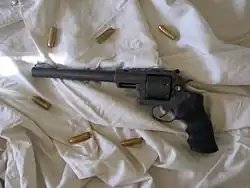 Ruger Super Redhawk s okolo rozházenými náboji .480 Ruger