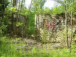 Ruiny domku před transportním tunelem