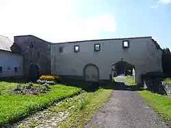 Ruiny klastera cisterciaku v obci Klaster 02.JPG