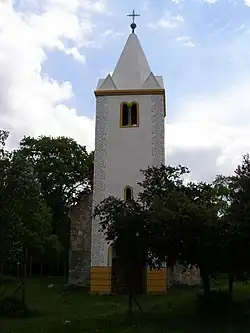 Zrekonstruovaná věž kostela, pohled od západu