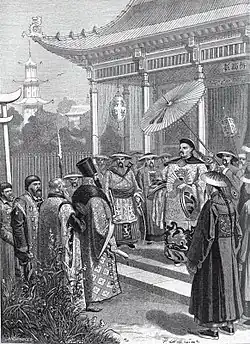 Černobílá perokresba; skupina čtyř ruských poslů ve slavnostních zdobených hávech v centru a vlevo obrazu je přijímána větším počtem mandžuských a čínských hodnostářů stojících po pravé straně a za Rusy, vůdce Rusů v centru vítá mandžuský hodnostář stojící na nízkém stupni schodiště u vstupu do pavilónu na pravém okraji obrazu.