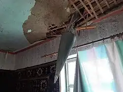 Nevybuchlá raketa v obytném domě