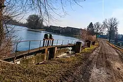 hráz rybníka Bílek u Malého Nouzova