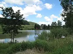 Rybník Hony focený od silnice Police nad Metují – Broumov