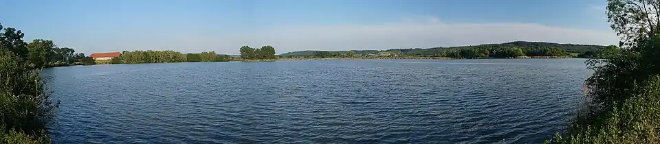 Rybník Vražda, v pozadí Chloumecký hřbet