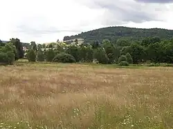 Vrch Žulovec z východní strany, pod ním patrná obec Rybniště.