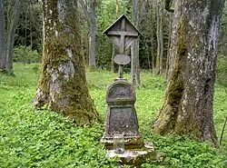 Křížek s Božím okem na místě zaniklé vesnice