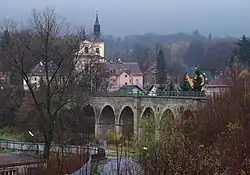 železniční viadukt a kostel
