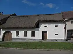 Usedlost č. p. 14, zachovaná uprostřed současné zástavby