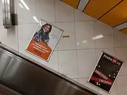 Ryska dodnes ukazuje, kam v roce 2002 sahala hladina - stanice metra "Palmovka".