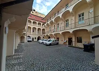 Dvorní křídla domu