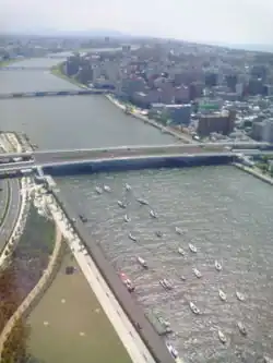 Šinano ve městě Niigata s mostem Rjúto-óhaši