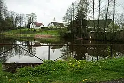 Vesnická stavení za rybníkem Jordánek