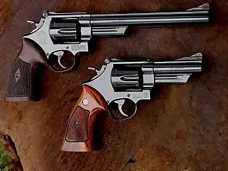 Smith & Wesson Model 29 s 4 a 8⅜ palcovou hlavní.