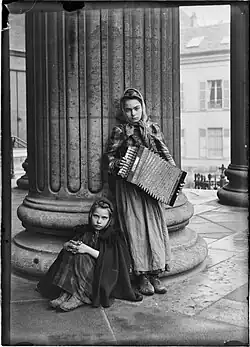 Petites musiciennes de rue, 1910–1929