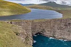 Sørvágsvatn nad Atlantským oceánem