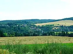 Pohled na obec z druhé strany řeky