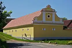 Sýpka s kolnou u čp. 1 (Hněvkovice na levém břehu Vltavy).jpg